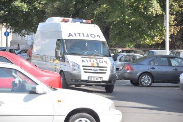 Reţinuţi după ce au ameninţat şi deposedat un tânăr de un telefon mobil